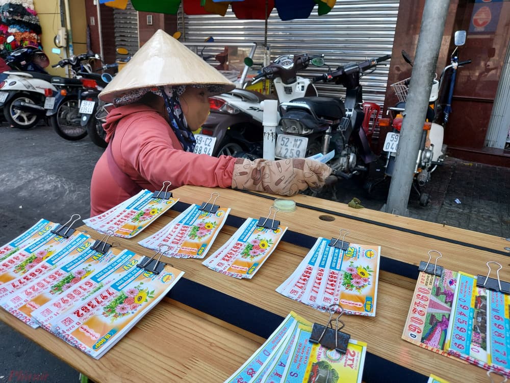 Sống sót sau thảm họa, người bán vé số dạo quanh Sài Gòn xin amp; # 34; bẻ gãy lưỡi; # 34;  không ai mua - 1