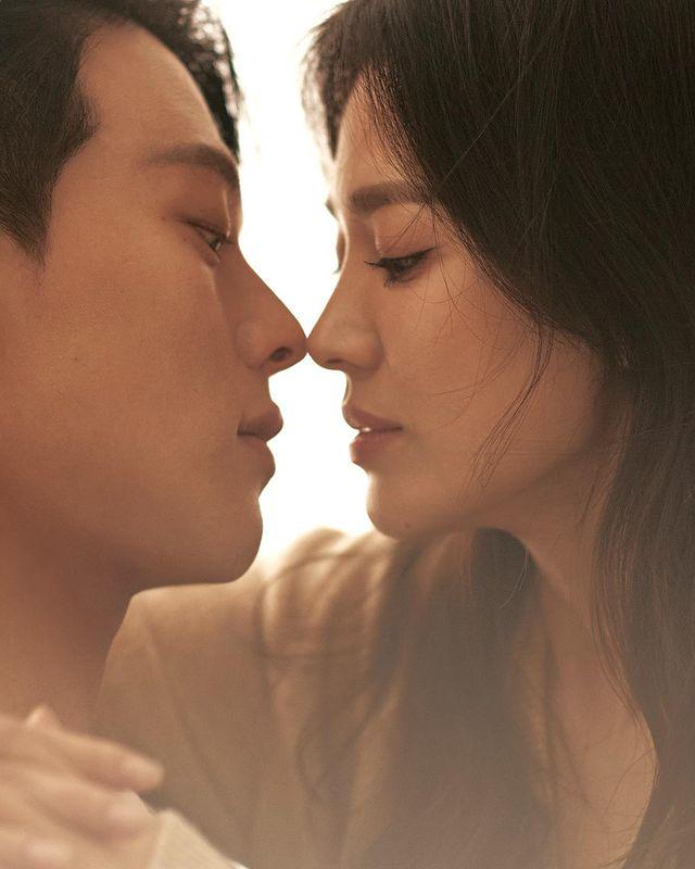 Song Hye Kyo khoe góc nghiêng đẹp lịm tim, tình tứ amp;#34;cọ mũiamp;#34; với bạn diễn - 1
