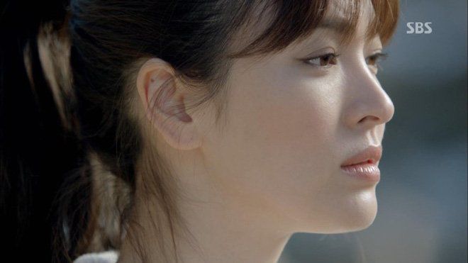 Song Hye Kyo khoe góc nghiêng đẹp lịm tim, tình tứ amp;#34;cọ mũiamp;#34; với bạn diễn - 6
