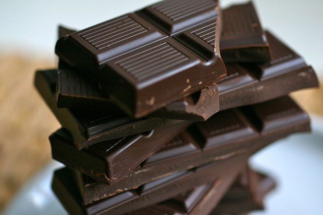 Ăn sô cô la đen với hàm lượng cacao từ 70% trở lên giúp bạn bổ sung nhiều dinh dưỡng trong đó có sắt