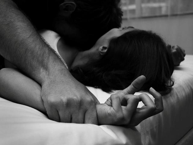 Bé gái 12 tuổi nhập viện vì đau bụng rồi sinh con, danh tính bố đứa trẻ gây bàng hoàng
