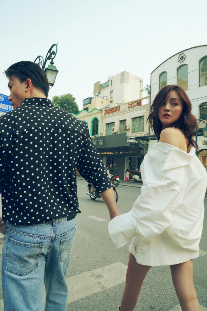 Để đáp lại sự ủng hộ to lớn của fan, Hoàng Anh Vũ và Thu Quỳnh đã tung ra bộ ảnh dạo phố lãng mạn.