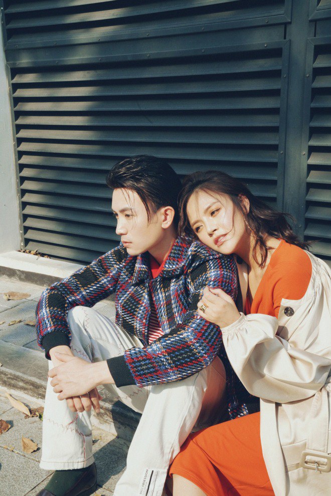 Cả 2 vi vu khắp các nẻo đường Hà Nội trong trang phục bắt mắt nhưng ăn ý với nhau như một đôi tình nhân thực sự. 