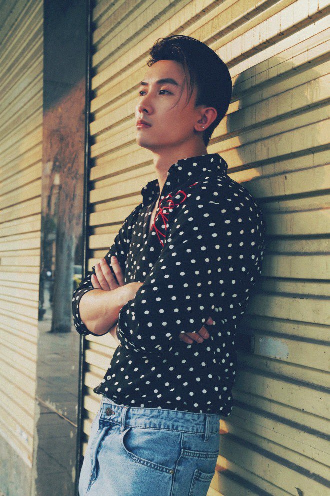 Dù hoá thân thành trai ngoan đĩnh đạc, đa tình hay trai hư nổi loạn, cuốn hút, nam diễn viên vẫn tự tin mang đến những hình ảnh quý ông khiến chị em phấn khích.