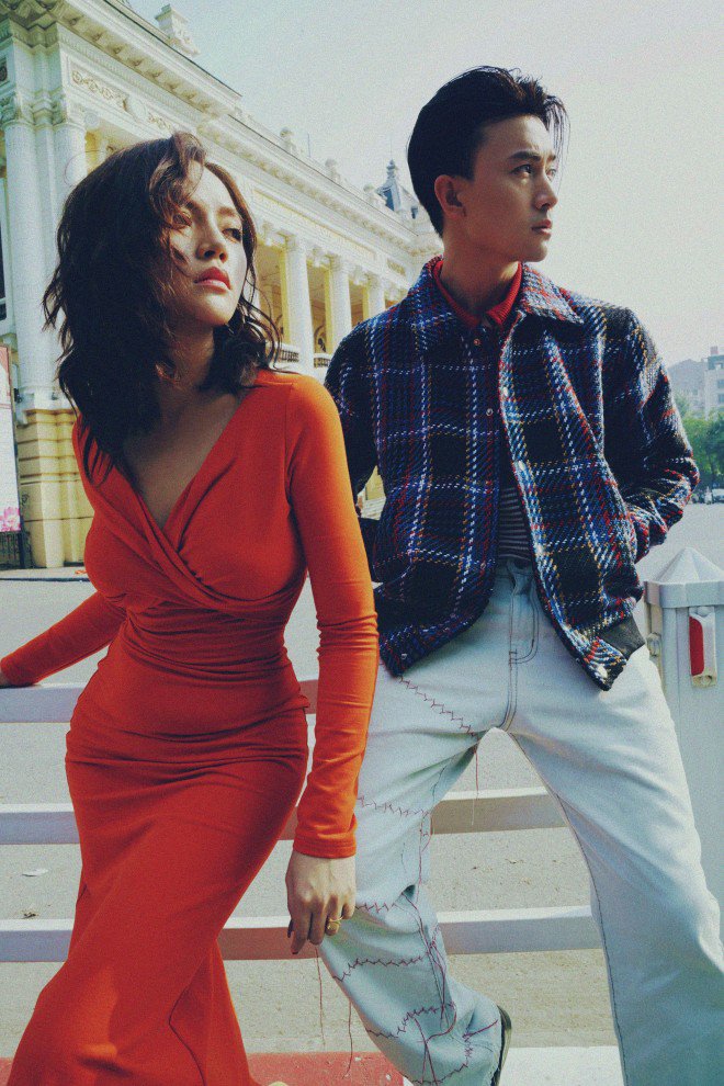 Với thân hình nóng bỏng sẵn có, Thu Quỳnh dễ dàng lựa chọn những kiểu trang phục sexy và cắt xẻ táo bạo. Cô không ngại khoe những đường nét, góc độ đẹp nhất của mình. 