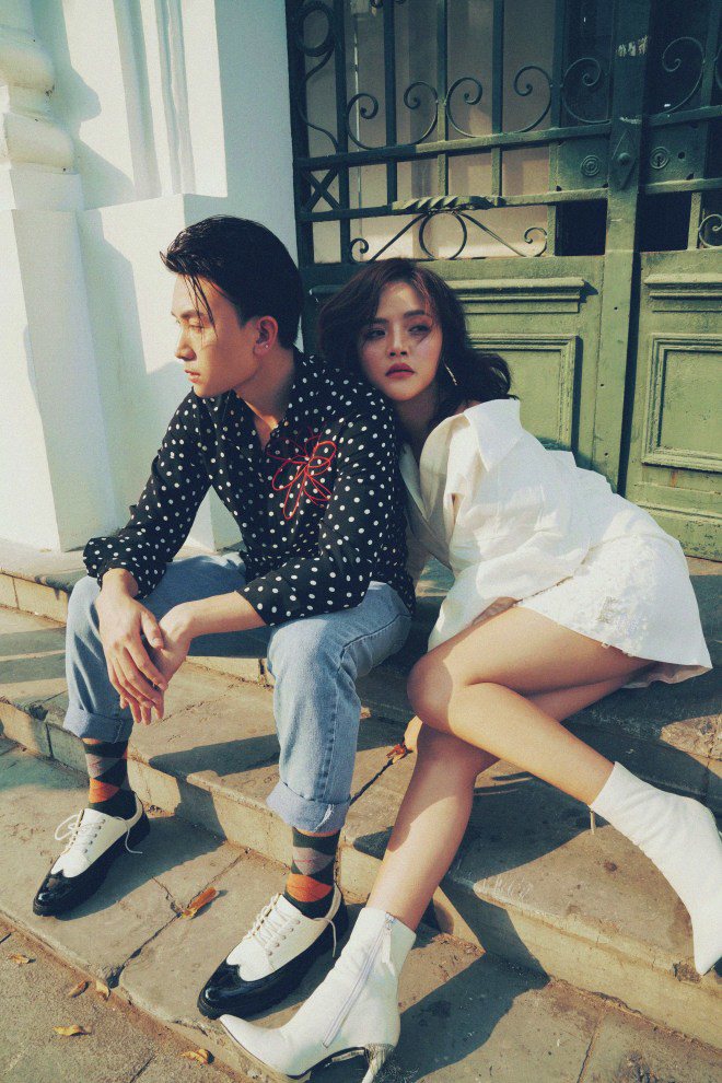 Nữ diễn viên sải đôi chân thon thả, hở vai trần đẹp không tì vết, sánh đôi bên người tình màn ảnh. 