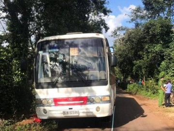                                   Xe đưa đón học sinh không đóng cửa, 1 em rơi xuống đường tử vong                              