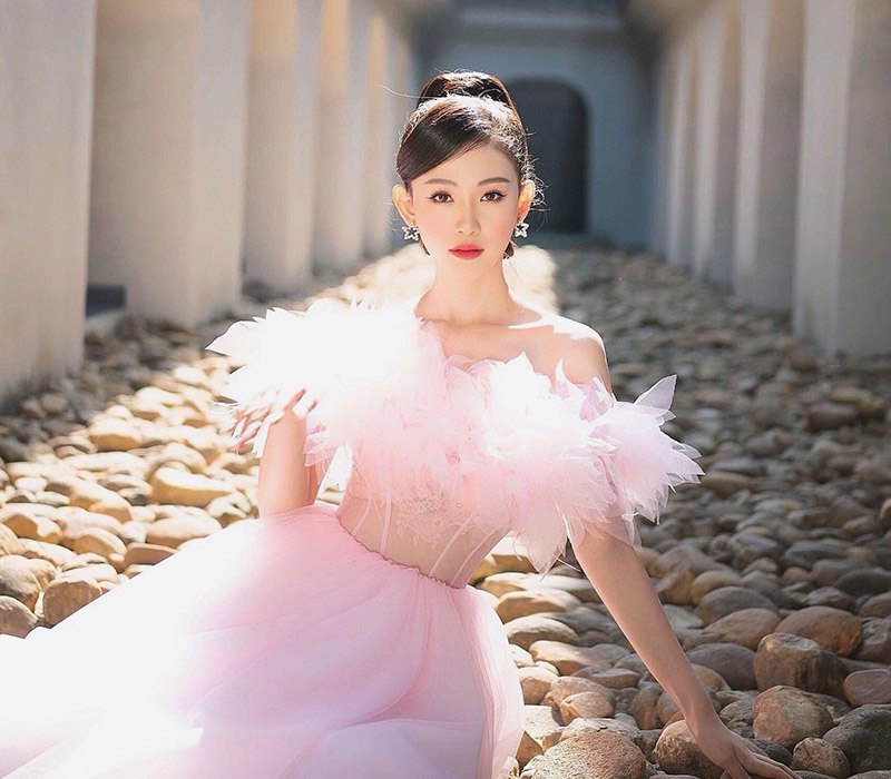 Nàng nữ sinh của trường ĐH Kinh tế - Luật TP.HCM được biết đến rộng rãi với danh xưng bản sao hoa hậu thần tiên tỉ tỉ khi xuất hiện tại Hoa hậu Việt Nam 2020.

