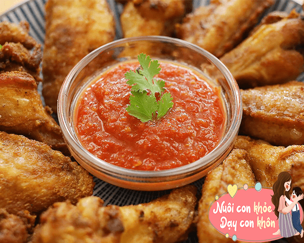 Trẻ ăn thực phẩm chiên rán, đồ ăn nhanh quá nhiều có thể gây ra hội chứng dậy thì sớm. (Ảnh minh họa)