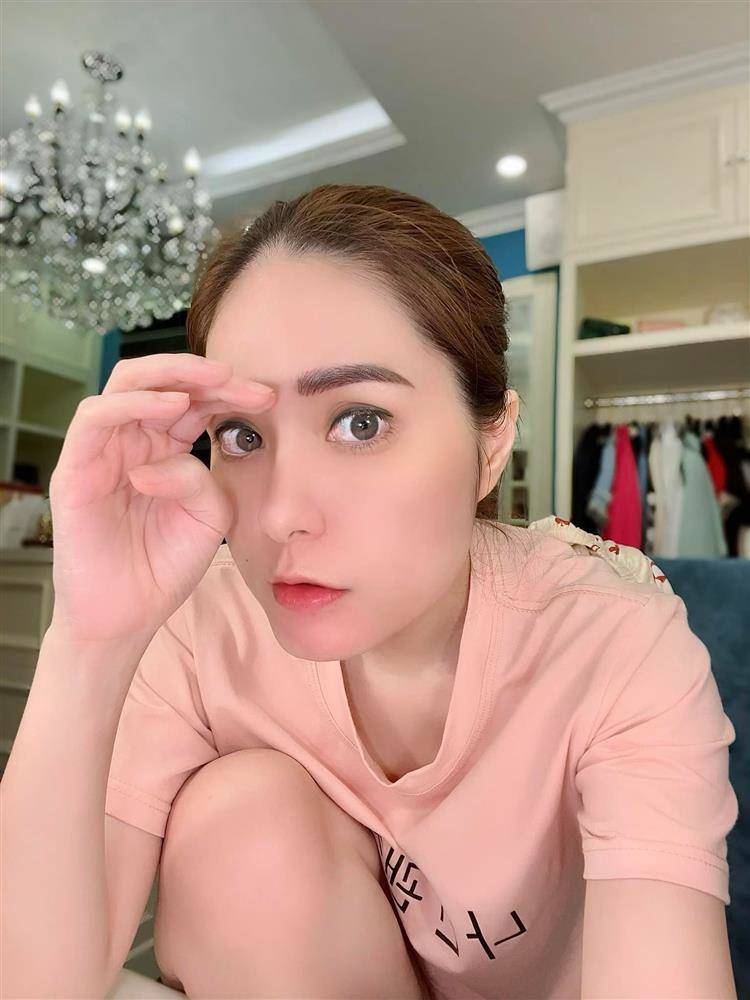 Kết quả khi mới làm xong cũng khá mỹ mãn. Phần đầu chân mày có hơi to vì đang sưng nề, từng sợi gẩy vẫn đang khá đậm. Tuy nhiên, sau khoảng 10-15 ngày, phần da bong đi thì đầu mày sẽ gom lại và màu nhạt hơn.
