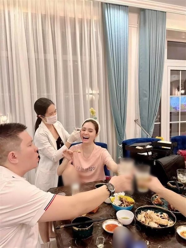 Thế nhưng, cô nàng lại liên tục làm khó thợ phun xăm khi vừa ngồi để cho người ta vẽ, vừa chóp chép mồi nhậu với bạn bè.