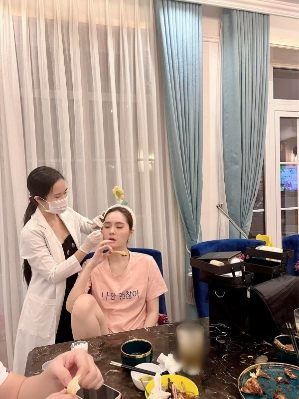 Cũng như nhiều chị em, nới lỏng giãn cách xã hội là cô liền tập trung trùng tu lại nhan sắc. Nữ đại gia trẻ thuê hẳn thợ gẩy sợi chân mày về phục vụ tận nhà như 1 biện pháp hạn chế tiếp xúc, đảm bảo an toàn hơn cho sức khỏe ngày dịch.