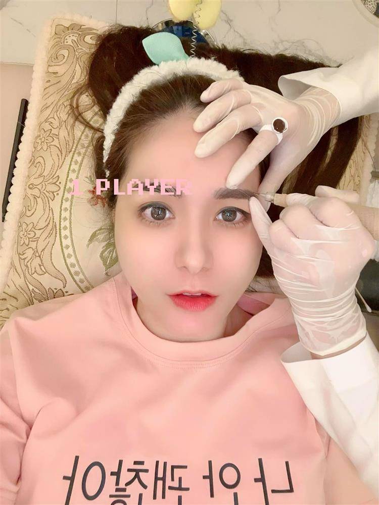 May sao, lúc sau cô nàng cũng chịu nằm yên ngay ngắn để kỹ thuật viên hoàn thành từng bước điêu khắc với dao lên chân mày.