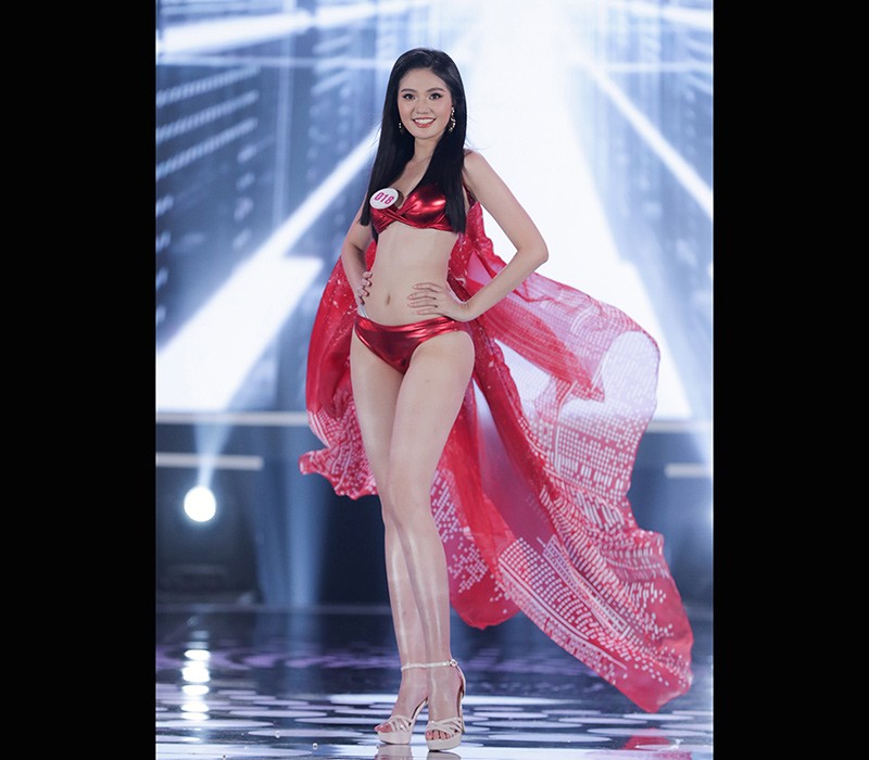 Thành tích Top 15 Hoa hậu Việt Nam giúp Hồng Đào được chú ý trên mạng xã hội giúp cô có thêm những bước đi trong ngành người mẫu.
