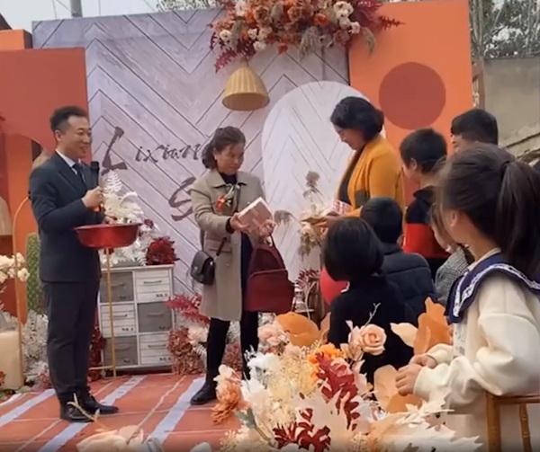 Clip: Chú rể cười sướng khi nhà gái trao hồi môn 1,4 tỷ đồng tiền mặt - 1
