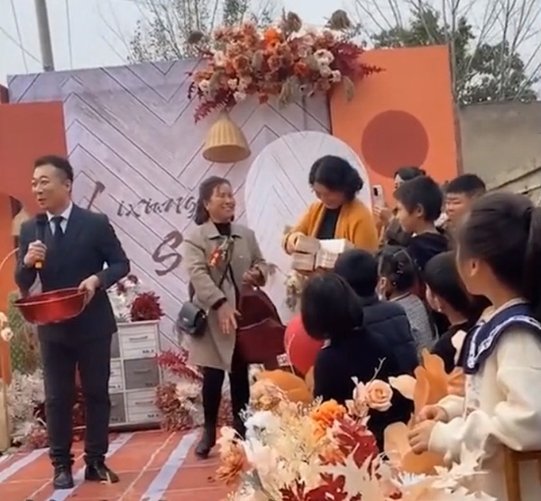 Clip: Chú rể cười sướng khi nhà gái trao hồi môn 1,4 tỷ đồng tiền mặt - 2