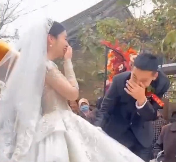 Clip: Chú rể cười sướng khi nhà gái trao hồi môn 1,4 tỷ đồng tiền mặt - 4
