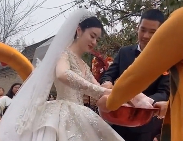 Clip: Chú rể cười sướng khi nhà gái trao hồi môn 1,4 tỷ đồng tiền mặt - 5