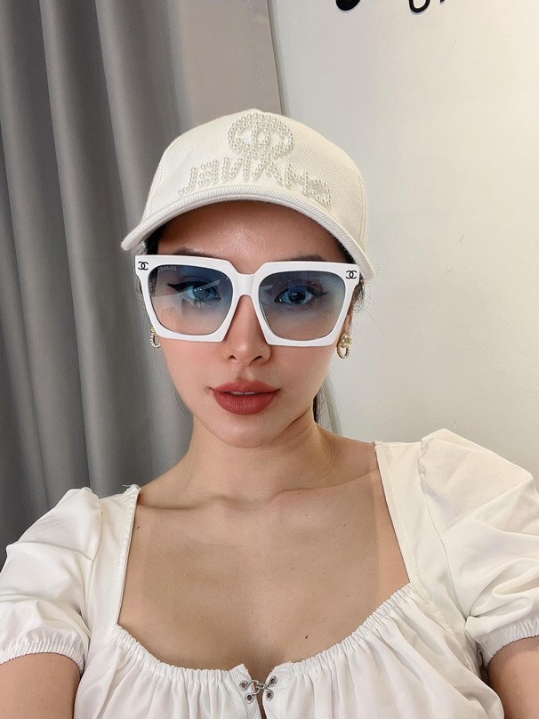Hơn ai hết, Phương Trinh Jolie nắm rõ những vấn đề này. Vốn là người theo đuổi phong cách gợi cảm nên hình ảnh với đôi môi sau khi được bơm căng mọng cùng với son môi đỏ lại thêm mê hoặc.