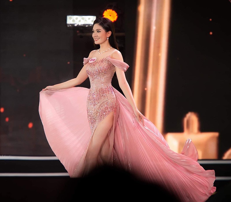 Hồng Đào từng khuấy động cộng đồng nhan sắc Việt khi vừa xuất hiện trên sân khấu Hoa hậu Việt Nam 2020, bởi vẻ đẹp đậm chất Á Đông.
