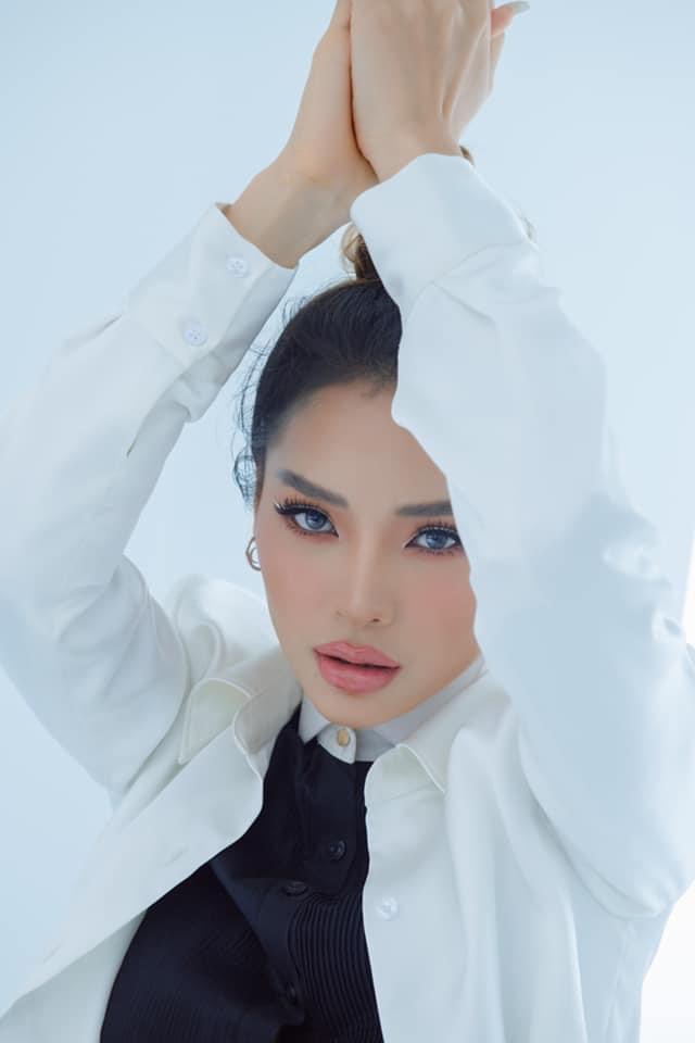 Và gương mặt xinh đẹp thu hút của Phương trinh Jolie hiện tại, dù sửa nhiều nhưng có thể nói các đường nét gương mặt của nữ ca sĩ kiêm diễn viên vẫn rất tự nhiên.