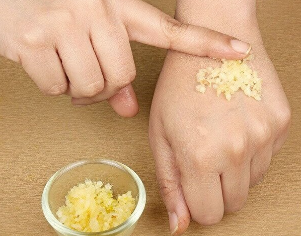 Tỏi được biết đến là một nguyên liệu trị mụn cóc ở tay tại nhà hiệu quả nhanh nhất