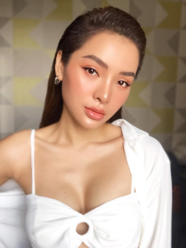 Người đẹp 8x thường chọn gu trang điểm với đôi môi được son tràn viền nên đã dày lại trông cảm giác càng dày hơn.