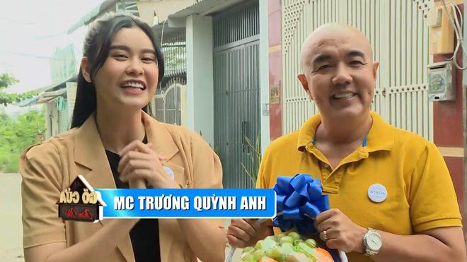 Trương Quỳnh Anh, MC Quốc Thuận tới nhà anh chàng được cả Sài Gòn amp;#34;săn lùngamp;#34; - 1