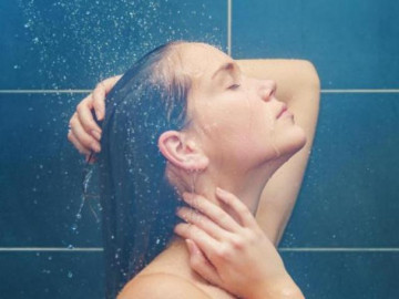 Tắm mùa lạnh mà làm việc này thì dễ đau đầu, đột tử, biết phải nhắc ngay người thân