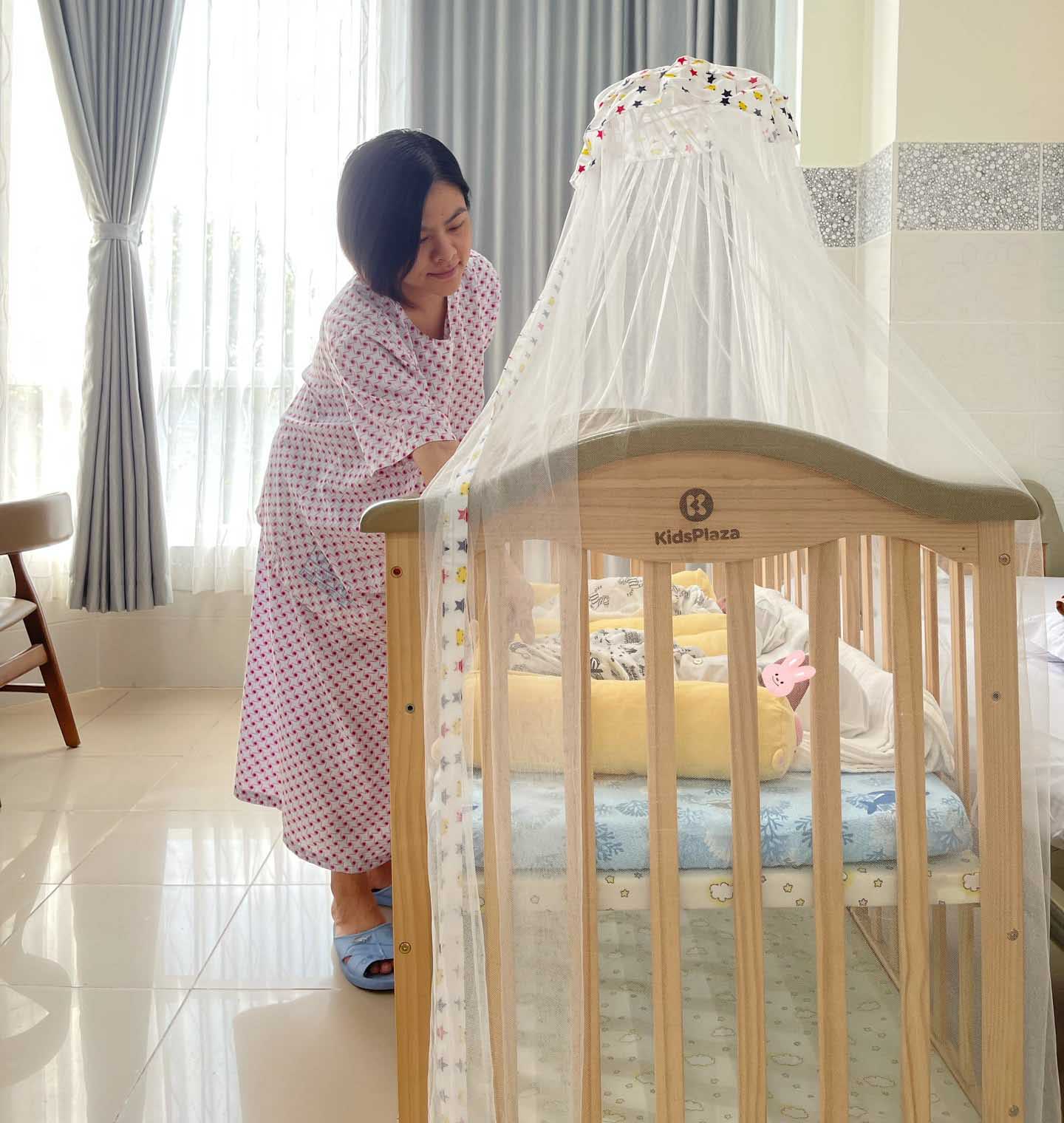 Mang bầu đôi với chồng giàu có, Vân Trang giấu kĩ, đi đẻ ở viện công bình dân - 4