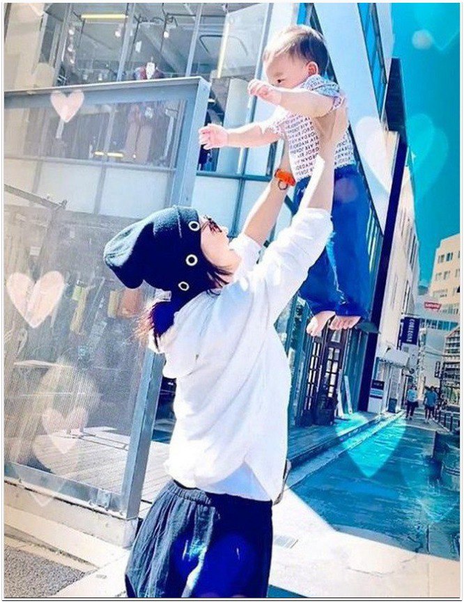 Cô cũng không tiết lộ về bố của con trai út.