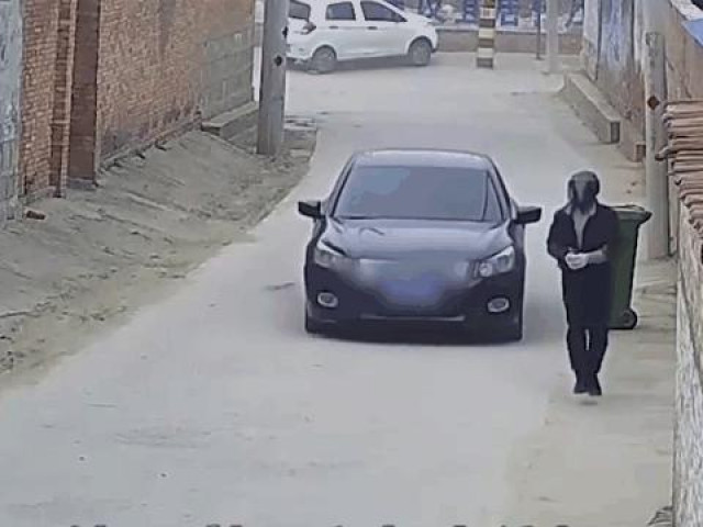 Clip Eva - Bị 2 người đi ô tô tóm gọn, tên trộm mang tiền ra "hối lộ"