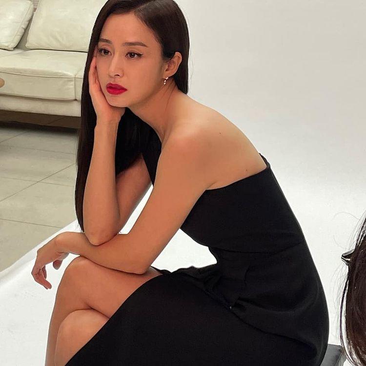 Kim Tae Hee quyến rũ ngút ngàn đón tuổi 41, khoe nhẹ bờ vai trần khiến chồng phải “bão” tim - 7