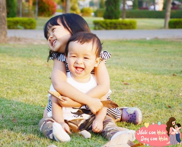 Nếu mẹ nhận thấy trẻ biết cách liên kết với những người xung quanh, khả năng hòa đồng, lạc quan ít bốc đồng, và có một kết quả học tập cao hơn, cho thấy trí tuệ cảm xúc trẻ đang phát triển tốt.