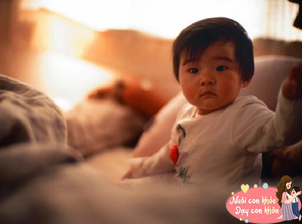 Trẻ nhỏ thường xuyên thức khuya, ngủ không đủ giấc khiến nhiều em khó thức dậy vào buổi sáng, cả người uể oải, khó tập trung.