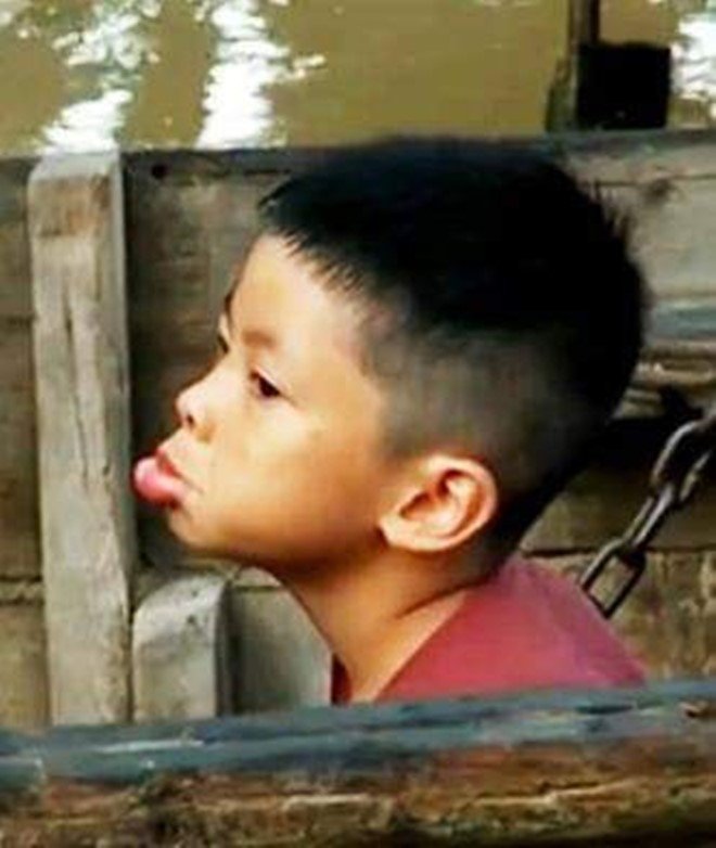 Người hâm mộ tìm lại biểu cảm năm xưa của cậu bé, dường như chẳng thay đổi gì!