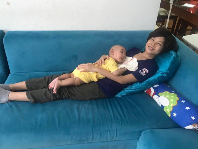 Cậu chàng ra dáng khi bế cháu (con của anh trai cả).