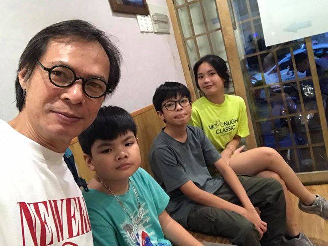 Bờm bên bố và các chị em trong nhà.