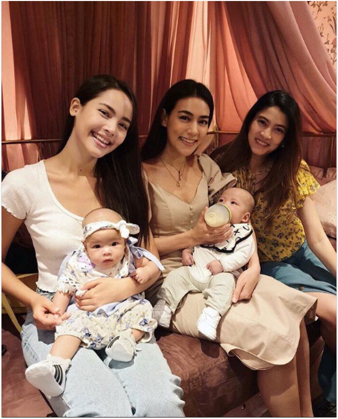 Margie và 2 con bên hội bạn thân là Yaya và Kimberley.