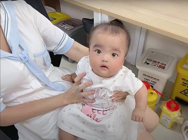 Đi tiêm phòng, con gái Cường Đôla náo loạn bệnh viện, Lisa nhà Hồ Ngọc Hà khác hẳn - 13