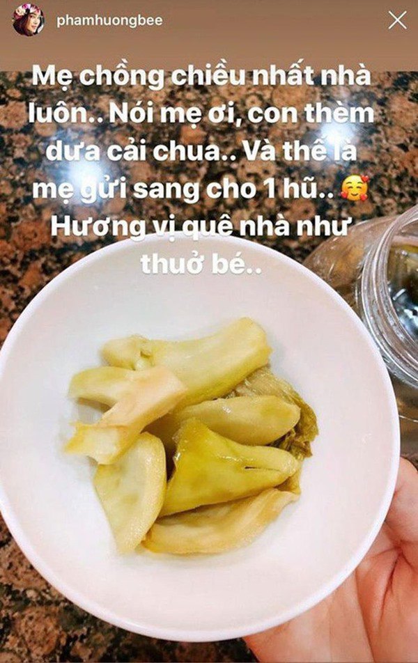 Giấu danh tính chồng bí ẩn, Phạm Hương được mẹ chồng chiều nhất nhà, mang dưa muối, tặng nhẫn to - 4