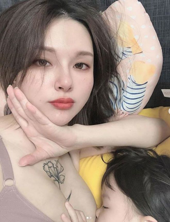 Mẹ 3 con tự tin cho bú nơi đông người - 4