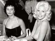 Giải trí - Sốt loạt ảnh cú lườm của "bom sex" nổi tiếng mọi thời đại và màn cướp "spotlight" vì khoe ngực