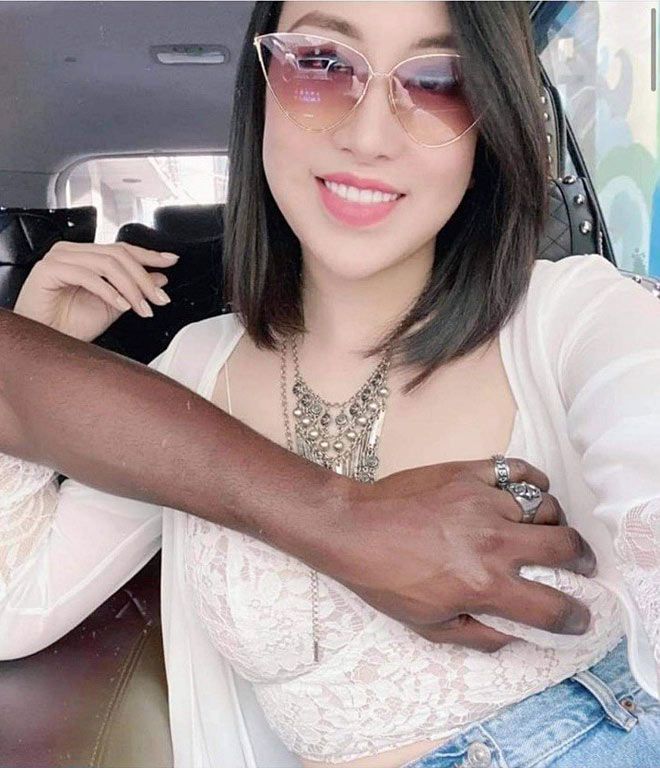 Tiểu thư Hà Thành tình cảm với chồng Châu Phi trong xe hơi, con gái ngồi ghế sau phát hiện - 7