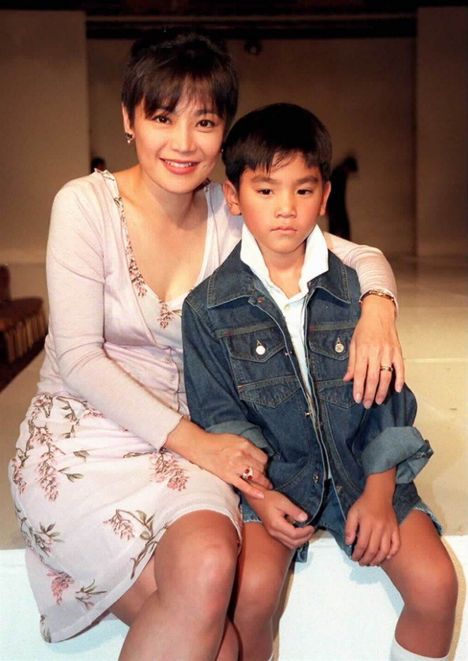 Trương Ngải Gia bên con trai Oscar khi cậu bé còn nhỏ.