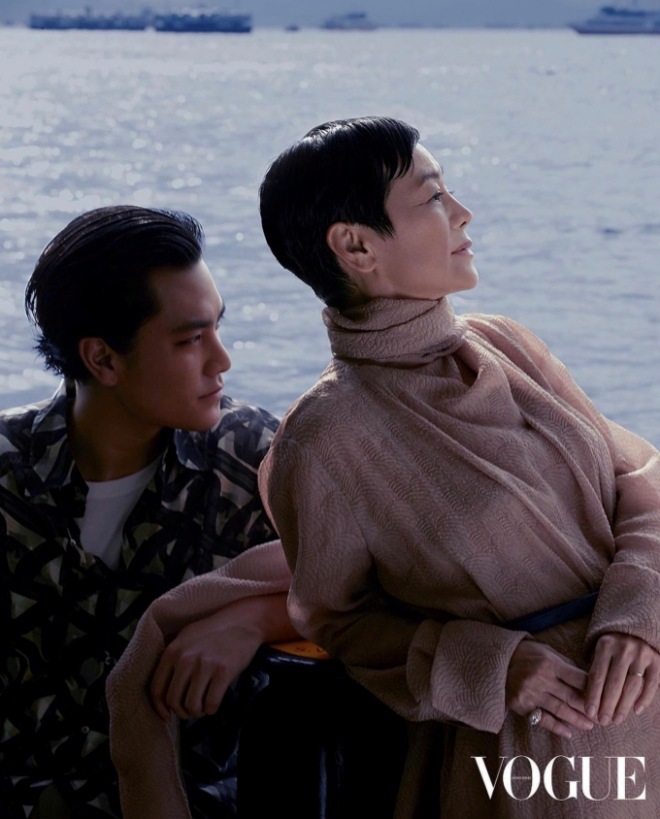 Trương Ngải Gia bên con trai Oscar trên tạp chí.