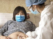 Bà bầu - Dẫn bạn gái đi khám thai, trai trẻ "tím mặt" khi nghe bác sĩ hỏi một câu