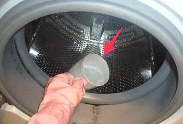 Có một công tắc ẩn trong máy giặt, nước bẩn sẽ chảy ra ngay khi nó được bật lên - 1