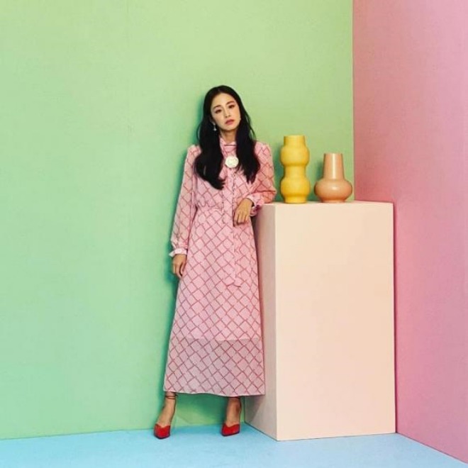 Bà xã của Bi Rain được khen ngợi xinh đẹp, mảnh mai dù ảnh chưa chỉnh sửa.