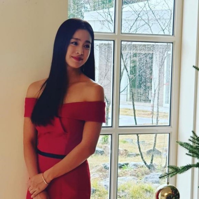 Kim Tae Hee gây sốt với đầm hở vai quyến rũ.